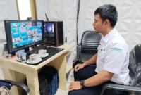 Staf Bidang Mitigasi Gempa dan Tsunami BMKG, Fajar Tri Haryanto memantau kegiatan di ruang Pusdalops Balai Kota Padang, Aie Pacah. (Foto: Diskominfo Padang)