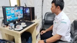 Staf Bidang Mitigasi Gempa dan Tsunami BMKG, Fajar Tri Haryanto memantau kegiatan di ruang Pusdalops Balai Kota Padang, Aie Pacah. (Foto: Diskominfo Padang)