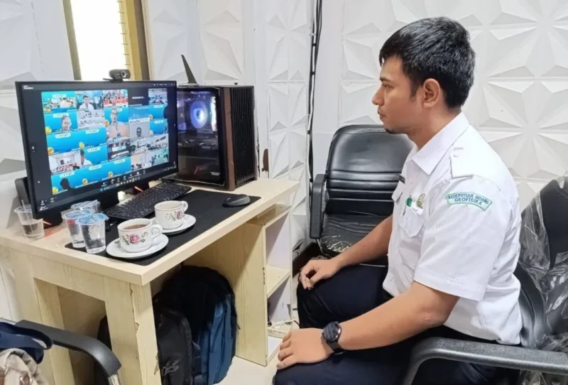 Staf Bidang Mitigasi Gempa dan Tsunami BMKG, Fajar Tri Haryanto memantau kegiatan di ruang Pusdalops Balai Kota Padang, Aie Pacah. (Foto: Diskominfo Padang)