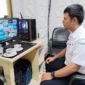 Staf Bidang Mitigasi Gempa dan Tsunami BMKG, Fajar Tri Haryanto memantau kegiatan di ruang Pusdalops Balai Kota Padang, Aie Pacah. (Foto: Diskominfo Padang)