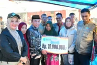 Wakil Wali Kota Padang Maigus Nasir menyerahkan BSTT kepada warga terdampak bencana pohon tumbang di Jalan Berok Raya No. 2, RT 03 RW 03, Kelurahan Suraugadang, Kecamatan Nanggalo, Kamis (27/11/2025). (Foto: Prokopim Padang)