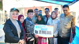 Wakil Wali Kota Padang Maigus Nasir menyerahkan BSTT kepada warga terdampak bencana pohon tumbang di Jalan Berok Raya No. 2, RT 03 RW 03, Kelurahan Suraugadang, Kecamatan Nanggalo, Kamis (27/11/2025). (Foto: Prokopim Padang)