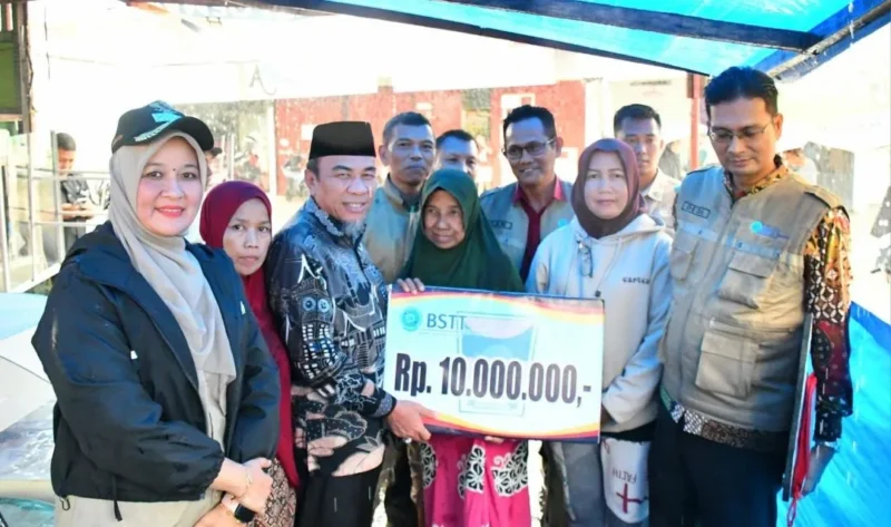 Wakil Wali Kota Padang Maigus Nasir menyerahkan BSTT kepada warga terdampak bencana pohon tumbang di Jalan Berok Raya No. 2, RT 03 RW 03, Kelurahan Suraugadang, Kecamatan Nanggalo, Kamis (27/11/2025). (Foto: Prokopim Padang)