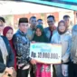 Wakil Wali Kota Padang Maigus Nasir menyerahkan BSTT kepada warga terdampak bencana pohon tumbang di Jalan Berok Raya No. 2, RT 03 RW 03, Kelurahan Suraugadang, Kecamatan Nanggalo, Kamis (27/11/2025). (Foto: Prokopim Padang)