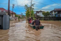 Petugas mengevakuasi korban yang terjebak banjir. (Foto: WAG Pusdalops BPBD Padang)