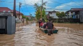 Petugas mengevakuasi korban yang terjebak banjir. (Foto: WAG Pusdalops BPBD Padang)