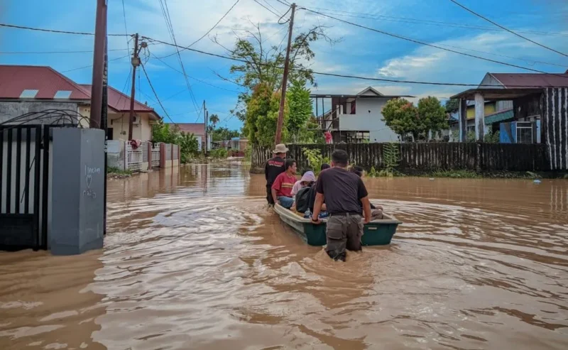 Petugas mengevakuasi korban yang terjebak banjir. (Foto: WAG Pusdalops BPBD Padang)