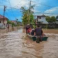 Petugas mengevakuasi korban yang terjebak banjir. (Foto: WAG Pusdalops BPBD Padang)
