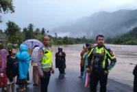 
Kondisi ruas jalan nasional terendam banjir akibat luapan Batang Tarusan di Nagari Duku. (Foto: Dok. Polres Pessel)