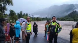 
Kondisi ruas jalan nasional terendam banjir akibat luapan Batang Tarusan di Nagari Duku. (Foto: Dok. Polres Pessel)