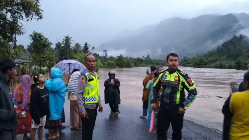 
Kondisi ruas jalan nasional terendam banjir akibat luapan Batang Tarusan di Nagari Duku. (Foto: Dok. Polres Pessel)