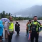 
Kondisi ruas jalan nasional terendam banjir akibat luapan Batang Tarusan di Nagari Duku. (Foto: Dok. Polres Pessel)