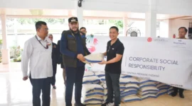 Wali Kota Padang Fadly Amran menerima bantuan dua ton beras dari Grup Santika bersama Amaris Hotel, Jumat (28/11/2025). (Foto: Prokopim Padang)