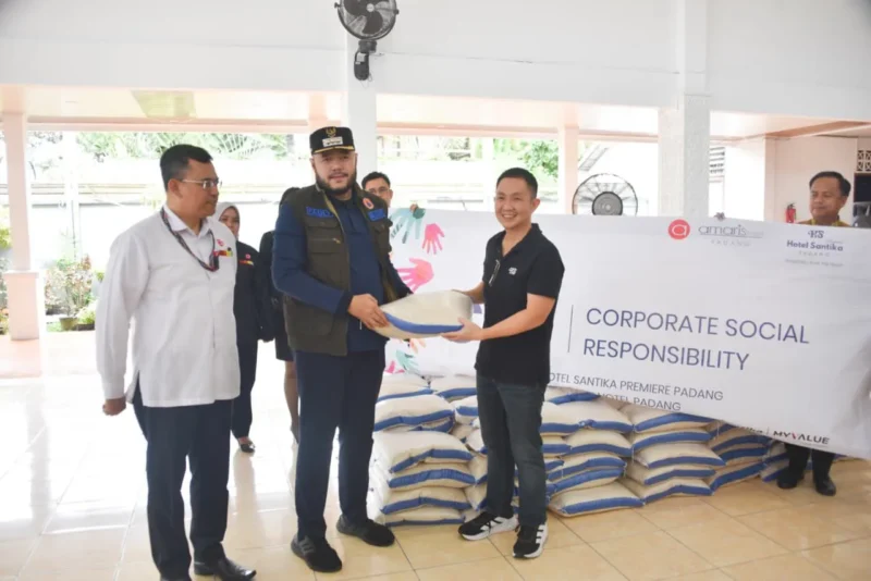 Wali Kota Padang Fadly Amran menerima bantuan dua ton beras dari Grup Santika bersama Amaris Hotel, Jumat (28/11/2025). (Foto: Prokopim Padang)