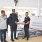 Wali Kota Padang Fadly Amran menerima bantuan dua ton beras dari Grup Santika bersama Amaris Hotel, Jumat (28/11/2025). (Foto: Prokopim Padang)