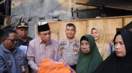 Wakil Wali Kota Padang Maigus Nasir menyerahkan bantuan kepada korban pohon tumbang, Kamis (13/12/2025). (Foto: Prokopim Padang)