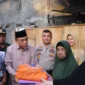 Wakil Wali Kota Padang Maigus Nasir menyerahkan bantuan kepada korban pohon tumbang, Kamis (13/12/2025). (Foto: Prokopim Padang)