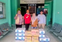 Plt Kadis Parpora Pessel, Mar Alamsyah (paling kanan) bersama Plt Kadis PMP2TSP Yuli Astuti dan Plt Direktur RSUD dr M Zein Painan, Dona Hamrita foto bersama dengan Sekcam Pancung Soal, Zulfahmi Yandra. (Foto: Dok. Mar Alamsyah)


Peduli Bencana, Tiga Kepala OPD Pessel Antarkan Bantuan untuk Warga Korban Banjir Pancung Soal
Pessel, Javanusa—Pemerintah Kabupaten (Pemkab) Pesisir Selatan (Pessel) kembali menyalurkan bantuan beberapa paket sembako terhadap warga yang terdampak banjir di Kecamatan Pancung Soal, Sabtu (29/11/2025).
Penyaluran bantuan itu dilakukan oleh beberapa kepala perangkat daerah yang terdiri dari Plt  Kepala Dinas Pariwisata, Pemuda dan Olahraga (Parpora), Mar Alamsyah, Plt Kepala Dinas PMP2TSP Yuli Astuti, dan Plt Direktur RSUD dr M Zein Painan,  Dona Hamrita. 
Bantuan tersebut diterima oleh Sekretaris Camat Pancung Soal, Zulfahmi Yandra dan disaksikan warga yang terdampak banjir di kecamatan itu. 
Penyaluran bantuan itu merupakan wujud kepedulian pemerintah daerah terhadap masyarakat yang masih menghadapi kesulitan akibat genangan air selama beberapa hari terakhir.
Paket sembako yang disalurkan memuat berbagai kebutuhan pokok, seperti beras, minyak goreng, telur, mi instan, serta bahan pangan lainnya. Bantuan ini diharapkan dapat membantu warga yang rumahnya terendam, aktivitasnya terhambat, atau kehilangan harta benda akibat banjir.
Plt Kadis Parpora Pessel, Mar Alamsyah saat menyalurkan bantuan itu menegaskan pemerintah daerah terus melakukan koordinasi lintas organisasi perangkat daerah (OPD) untuk memastikan penanganan darurat berjalan efektif di semua wilayah terdampak.
