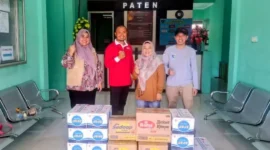 Plt Kadis Parpora Pessel, Mar Alamsyah (paling kanan) bersama Plt Kadis PMP2TSP Yuli Astuti dan Plt Direktur RSUD dr M Zein Painan, Dona Hamrita foto bersama dengan Sekcam Pancung Soal, Zulfahmi Yandra. (Foto: Dok. Mar Alamsyah)


Peduli Bencana, Tiga Kepala OPD Pessel Antarkan Bantuan untuk Warga Korban Banjir Pancung Soal
Pessel, Javanusa—Pemerintah Kabupaten (Pemkab) Pesisir Selatan (Pessel) kembali menyalurkan bantuan beberapa paket sembako terhadap warga yang terdampak banjir di Kecamatan Pancung Soal, Sabtu (29/11/2025).
Penyaluran bantuan itu dilakukan oleh beberapa kepala perangkat daerah yang terdiri dari Plt  Kepala Dinas Pariwisata, Pemuda dan Olahraga (Parpora), Mar Alamsyah, Plt Kepala Dinas PMP2TSP Yuli Astuti, dan Plt Direktur RSUD dr M Zein Painan,  Dona Hamrita. 
Bantuan tersebut diterima oleh Sekretaris Camat Pancung Soal, Zulfahmi Yandra dan disaksikan warga yang terdampak banjir di kecamatan itu. 
Penyaluran bantuan itu merupakan wujud kepedulian pemerintah daerah terhadap masyarakat yang masih menghadapi kesulitan akibat genangan air selama beberapa hari terakhir.
Paket sembako yang disalurkan memuat berbagai kebutuhan pokok, seperti beras, minyak goreng, telur, mi instan, serta bahan pangan lainnya. Bantuan ini diharapkan dapat membantu warga yang rumahnya terendam, aktivitasnya terhambat, atau kehilangan harta benda akibat banjir.
Plt Kadis Parpora Pessel, Mar Alamsyah saat menyalurkan bantuan itu menegaskan pemerintah daerah terus melakukan koordinasi lintas organisasi perangkat daerah (OPD) untuk memastikan penanganan darurat berjalan efektif di semua wilayah terdampak.

