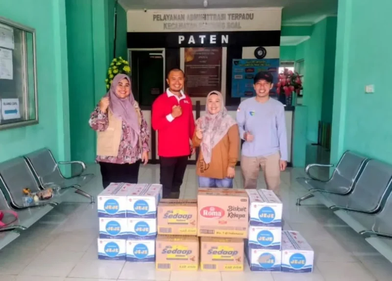 Plt Kadis Parpora Pessel, Mar Alamsyah (paling kanan) bersama Plt Kadis PMP2TSP Yuli Astuti dan Plt Direktur RSUD dr M Zein Painan, Dona Hamrita foto bersama dengan Sekcam Pancung Soal, Zulfahmi Yandra. (Foto: Dok. Mar Alamsyah)


Peduli Bencana, Tiga Kepala OPD Pessel Antarkan Bantuan untuk Warga Korban Banjir Pancung Soal
Pessel, Javanusa—Pemerintah Kabupaten (Pemkab) Pesisir Selatan (Pessel) kembali menyalurkan bantuan beberapa paket sembako terhadap warga yang terdampak banjir di Kecamatan Pancung Soal, Sabtu (29/11/2025).
Penyaluran bantuan itu dilakukan oleh beberapa kepala perangkat daerah yang terdiri dari Plt  Kepala Dinas Pariwisata, Pemuda dan Olahraga (Parpora), Mar Alamsyah, Plt Kepala Dinas PMP2TSP Yuli Astuti, dan Plt Direktur RSUD dr M Zein Painan,  Dona Hamrita. 
Bantuan tersebut diterima oleh Sekretaris Camat Pancung Soal, Zulfahmi Yandra dan disaksikan warga yang terdampak banjir di kecamatan itu. 
Penyaluran bantuan itu merupakan wujud kepedulian pemerintah daerah terhadap masyarakat yang masih menghadapi kesulitan akibat genangan air selama beberapa hari terakhir.
Paket sembako yang disalurkan memuat berbagai kebutuhan pokok, seperti beras, minyak goreng, telur, mi instan, serta bahan pangan lainnya. Bantuan ini diharapkan dapat membantu warga yang rumahnya terendam, aktivitasnya terhambat, atau kehilangan harta benda akibat banjir.
Plt Kadis Parpora Pessel, Mar Alamsyah saat menyalurkan bantuan itu menegaskan pemerintah daerah terus melakukan koordinasi lintas organisasi perangkat daerah (OPD) untuk memastikan penanganan darurat berjalan efektif di semua wilayah terdampak.
