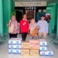 Plt Kadis Parpora Pessel, Mar Alamsyah (paling kanan) bersama Plt Kadis PMP2TSP Yuli Astuti dan Plt Direktur RSUD dr M Zein Painan, Dona Hamrita foto bersama dengan Sekcam Pancung Soal, Zulfahmi Yandra. (Foto: Dok. Mar Alamsyah)


Peduli Bencana, Tiga Kepala OPD Pessel Antarkan Bantuan untuk Warga Korban Banjir Pancung Soal
Pessel, Javanusa—Pemerintah Kabupaten (Pemkab) Pesisir Selatan (Pessel) kembali menyalurkan bantuan beberapa paket sembako terhadap warga yang terdampak banjir di Kecamatan Pancung Soal, Sabtu (29/11/2025).
Penyaluran bantuan itu dilakukan oleh beberapa kepala perangkat daerah yang terdiri dari Plt  Kepala Dinas Pariwisata, Pemuda dan Olahraga (Parpora), Mar Alamsyah, Plt Kepala Dinas PMP2TSP Yuli Astuti, dan Plt Direktur RSUD dr M Zein Painan,  Dona Hamrita. 
Bantuan tersebut diterima oleh Sekretaris Camat Pancung Soal, Zulfahmi Yandra dan disaksikan warga yang terdampak banjir di kecamatan itu. 
Penyaluran bantuan itu merupakan wujud kepedulian pemerintah daerah terhadap masyarakat yang masih menghadapi kesulitan akibat genangan air selama beberapa hari terakhir.
Paket sembako yang disalurkan memuat berbagai kebutuhan pokok, seperti beras, minyak goreng, telur, mi instan, serta bahan pangan lainnya. Bantuan ini diharapkan dapat membantu warga yang rumahnya terendam, aktivitasnya terhambat, atau kehilangan harta benda akibat banjir.
Plt Kadis Parpora Pessel, Mar Alamsyah saat menyalurkan bantuan itu menegaskan pemerintah daerah terus melakukan koordinasi lintas organisasi perangkat daerah (OPD) untuk memastikan penanganan darurat berjalan efektif di semua wilayah terdampak.

