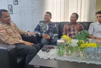 Anggota Bawaslu Pessel, Bambang Putra Niko (baju batik), Nurmaidi dan Syafrizal saat melakukan kunjungan rintisan kerja sama dengan Kepala Cabdin Wilayah VII, Muslim Arif (satu dari kiri) di ruang kerja Cabdin. (Foto: Dok. Humas Bawaslu)