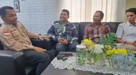 Anggota Bawaslu Pessel, Bambang Putra Niko (baju batik), Nurmaidi dan Syafrizal saat melakukan kunjungan rintisan kerja sama dengan Kepala Cabdin Wilayah VII, Muslim Arif (satu dari kiri) di ruang kerja Cabdin. (Foto: Dok. Humas Bawaslu)