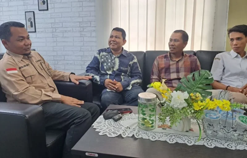Anggota Bawaslu Pessel, Bambang Putra Niko (baju batik), Nurmaidi dan Syafrizal saat melakukan kunjungan rintisan kerja sama dengan Kepala Cabdin Wilayah VII, Muslim Arif (satu dari kiri) di ruang kerja Cabdin. (Foto: Dok. Humas Bawaslu)