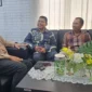 Anggota Bawaslu Pessel, Bambang Putra Niko (baju batik), Nurmaidi dan Syafrizal saat melakukan kunjungan rintisan kerja sama dengan Kepala Cabdin Wilayah VII, Muslim Arif (satu dari kiri) di ruang kerja Cabdin. (Foto: Dok. Humas Bawaslu)