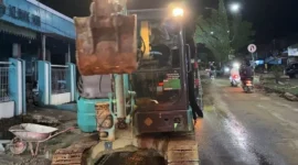 Pemko Padang membersihkan akses jalan Pasar Baru–Unand yang sempat tertutup lumpur akibat banjir bandang, Jumat (28/11/2025) malam. (Foto: Prokopim Padang)