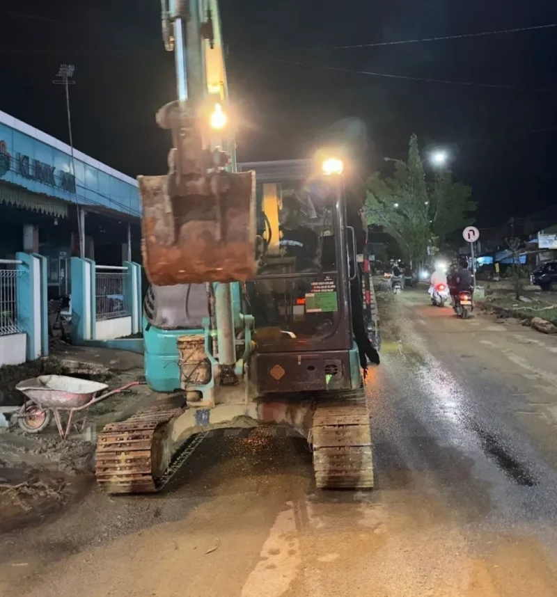 Pemko Padang membersihkan akses jalan Pasar Baru–Unand yang sempat tertutup lumpur akibat banjir bandang, Jumat (28/11/2025) malam. (Foto: Prokopim Padang)