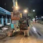 Pemko Padang membersihkan akses jalan Pasar Baru–Unand yang sempat tertutup lumpur akibat banjir bandang, Jumat (28/11/2025) malam. (Foto: Prokopim Padang)