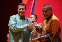 Sekretaris Daerah Provinsi Sumbar, Arry Yuswandi meraih Bhumandala Award 2025 pada acara puncak LAPTARU di Gedung Perpustakaan Nasional, Jakarta, Selasa (18/11/2025). (Foto: ADPSB)