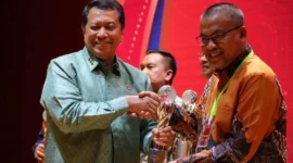 Sekretaris Daerah Provinsi Sumbar, Arry Yuswandi meraih Bhumandala Award 2025 pada acara puncak LAPTARU di Gedung Perpustakaan Nasional, Jakarta, Selasa (18/11/2025). (Foto: ADPSB)