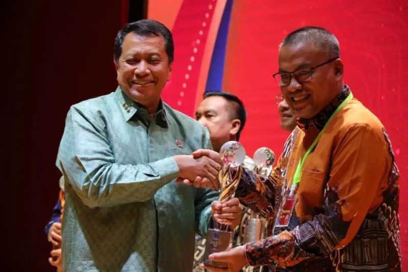 Sekretaris Daerah Provinsi Sumbar, Arry Yuswandi meraih Bhumandala Award 2025 pada acara puncak LAPTARU di Gedung Perpustakaan Nasional, Jakarta, Selasa (18/11/2025). (Foto: ADPSB)