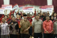 Gubernur Sumbar Mahyeldi Ansharullah menyerahkan bonus kepada atlet dan pelatih berprestasi dengan total sebesar Rp9,01 miliar. (Foto: ADPSB)