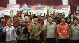 Gubernur Sumbar Mahyeldi Ansharullah menyerahkan bonus kepada atlet dan pelatih berprestasi dengan total sebesar Rp9,01 miliar. (Foto: ADPSB)