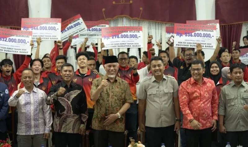 Gubernur Sumbar Mahyeldi Ansharullah menyerahkan bonus kepada atlet dan pelatih berprestasi dengan total sebesar Rp9,01 miliar. (Foto: ADPSB)