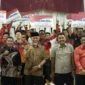 Gubernur Sumbar Mahyeldi Ansharullah menyerahkan bonus kepada atlet dan pelatih berprestasi dengan total sebesar Rp9,01 miliar. (Foto: ADPSB)