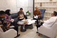 Bupati Tanah Datar Eka Putra bertemua Dirjen Sumber Daya Air (SDA) Kementerian PU, Dwi Purwantoro di Jakarta. (Foto: Prokopim Tanah Datar)
