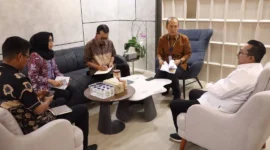Bupati Tanah Datar Eka Putra bertemua Dirjen Sumber Daya Air (SDA) Kementerian PU, Dwi Purwantoro di Jakarta. (Foto: Prokopim Tanah Datar)