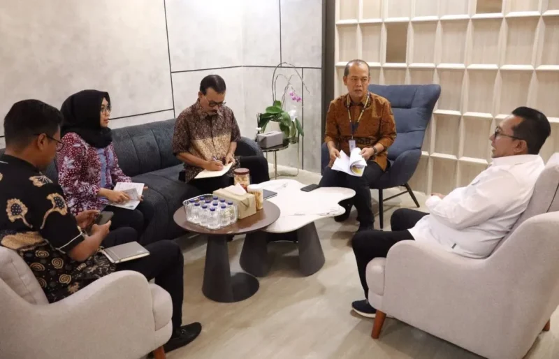 Bupati Tanah Datar Eka Putra bertemua Dirjen Sumber Daya Air (SDA) Kementerian PU, Dwi Purwantoro di Jakarta. (Foto: Prokopim Tanah Datar)