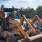 Bupati Pessel Hendrajoni menaiki ekskavator saat pembukaan akses jalan menuju PT Incasi Raya.