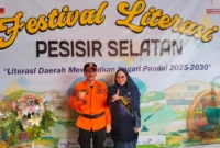 Bupati Pessel Hendrajoni bersama Ketua TP PKK Pessel, Ny Lisda Hendrajoni saat pembukaan Festival Literasi Daerah Tahun 2025, Rabu (5/11/2025). (Foto: Kominfo Pessel)