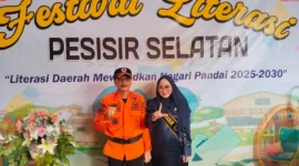 Bupati Pessel Hendrajoni bersama Ketua TP PKK Pessel, Ny Lisda Hendrajoni saat pembukaan Festival Literasi Daerah Tahun 2025, Rabu (5/11/2025). (Foto: Kominfo Pessel)
