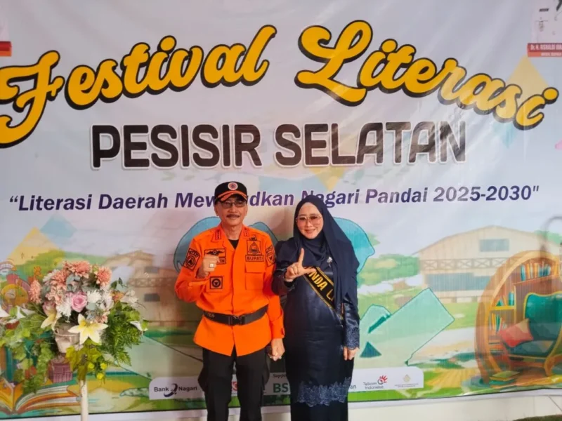 Bupati Pessel Hendrajoni bersama Ketua TP PKK Pessel, Ny Lisda Hendrajoni saat pembukaan Festival Literasi Daerah Tahun 2025, Rabu (5/11/2025). (Foto: Kominfo Pessel)