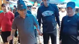Bupati Padang Pariaman John Kenedy Azis meninjau proyek infrastruktur Pasar Lubuk Alung. (Foto: Kominfo Padang Pariaman)