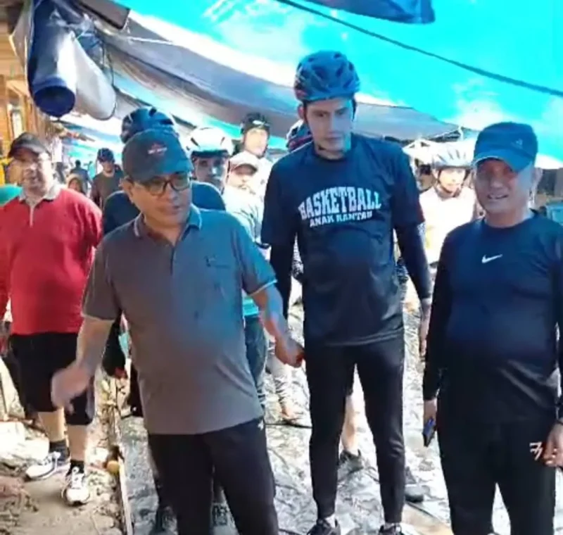 Bupati Padang Pariaman John Kenedy Azis meninjau proyek infrastruktur Pasar Lubuk Alung. (Foto: Kominfo Padang Pariaman)