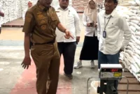 Bupati Pessel, Hendrajoni bersama Pimpinan Wilayah Bulog Sumbar, R Darma Wijaya saat meninjau gudang Bulog Sago. (Foto: Dok. Kominfo)