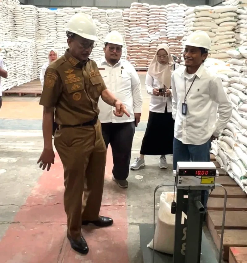 Bupati Pessel, Hendrajoni bersama Pimpinan Wilayah Bulog Sumbar, R Darma Wijaya saat meninjau gudang Bulog Sago. (Foto: Dok. Kominfo)